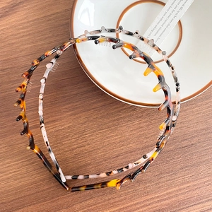 Two-piece set of tortoiseshell and marble acetate wavy headbands with anti-slip teeth