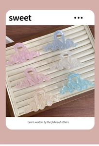 Vue détaillée de six pinces à cheveux ondulées en acrylique avec fini nacré