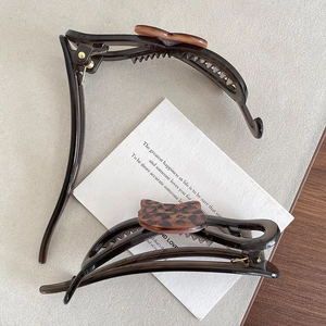 Cute leopard print cat shaped banana clips in brown resin for women's hair styling