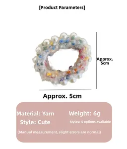 Détail d'un chouchou au crochet de 5cm avec perles et texture de laine douce