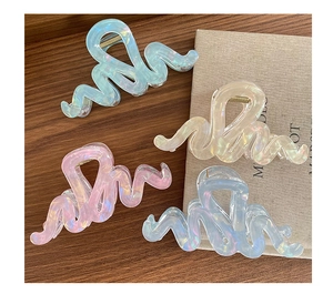 Lot de quatre pinces à cheveux en acrylique ondulé avec finition irisée sur bois