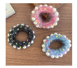 Vue détaillée de trois chouchous en peluche avec perles blanches en rose, noir et bleu clair