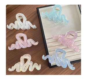 Détails des pinces à cheveux en acrylique aux couleurs gelée et texture ondulée