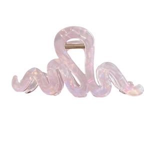 Pince à cheveux française en acrylique violet iridescent avec design ondulé
