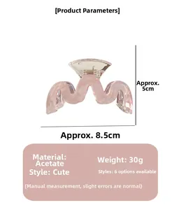 Dettaglio della molletta per capelli in acetato rosa con dimensioni 8,5cm x 5cm e finitura