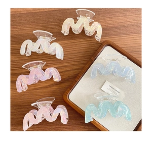Cinque mollette per capelli in acrilico iridescente nei colori bianco, rosa e viola
