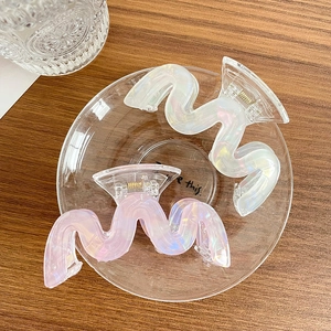 Pinze per capelli ondulate in acrilico cangiante nei colori bianco perla e rosa