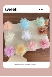 Nahaufnahme von 10 Organza-Blumen-Haarspangen mit Perlen in sanften Macaron-Farben