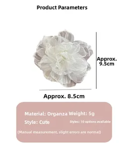 Detailansicht der 8,5x9,5cm großen Organza Blumen Haarspange mit Lagen-Blütenblättern