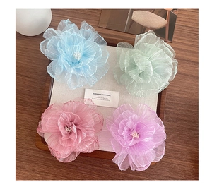 Detailansicht von Organza-Blumen-Haarspangen mit Perlen in sanften Frühlingsfarben