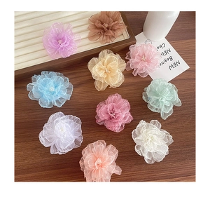 Detailansicht von 10 Organza Blumen-Haarklammern mit Perlen auf einem Display