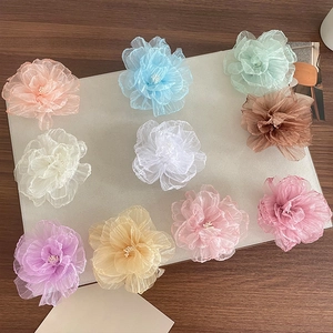 Elegante Organza Blumen Haarklammern für Mädchen in 10 Pastellfarben mit Perlen-Detail