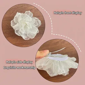 Eleganter weißer Organza Blumen Haarclip mit gestuften Blütenblättern und silberner Spange