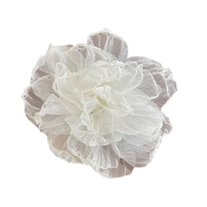Eleganter weißer Organza-Blumen-Haarclip mit mehrlagigen Blütenblättern für Mädchen