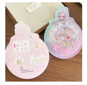 Detailansicht der Kinder DIY Nagelaufkleber mit Erdbeermustern und Perlen Schmuck Set