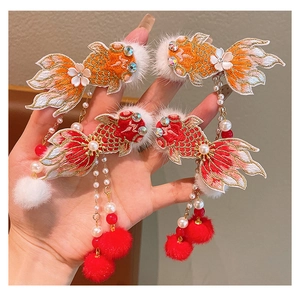 Détails de pinces à cheveux traditionnelles chinoises avec broderies et pompons