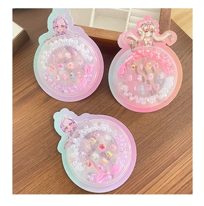 Detailansicht DIY-Perlen-Set für Kinder mit Erdbeeranhängern und Anime-Verpackung