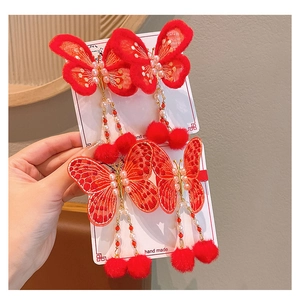 Détails de barrettes papillon rouges faites à la main avec pompons et perles