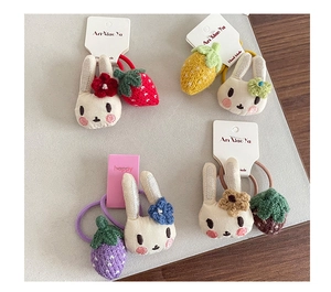 Détails de charms lapin et fraise tricotés main sur des élastiques à cheveux extensibles