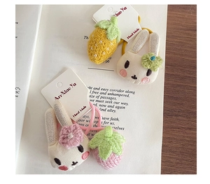 Détail de chouchous lapin et fraise mignons sur carte de présentation faite main