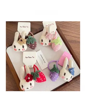 Détails des chouchous avec lapin en peluche et fraise tricotée en couleurs