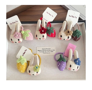 Vue détaillée du lot d'élastiques à cheveux faits main avec lapin en peluche et fraise