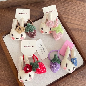 Ensemble d'élastiques à cheveux lapin et fraise mignons dans un plateau en bois