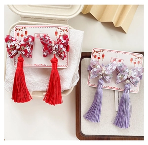 Dettaglio di fermagli per capelli a farfalla cinesi con nappe per il costume Hanfu da bambina