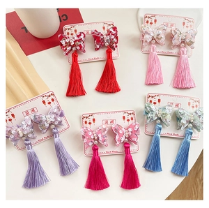 Dettaglio di fermagli per capelli a farfalla cinesi colorati con nappe di seta e perle