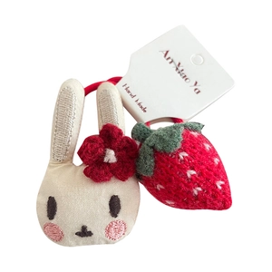 Lot d'élastiques à cheveux lapin et fraise avec broderie artisanale et détails au crochet
