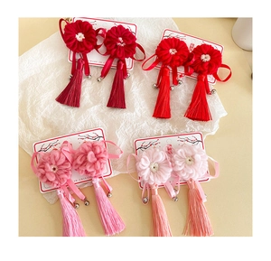 Détails des pinces à cheveux en fleurs tricotées rouges avec de rouge avec glands et clochettes