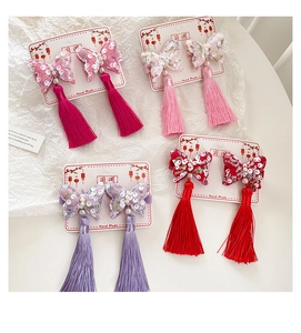 Dettaglio di quattro fermagli per capelli a farfalla con nappe per stile cinese hanfu