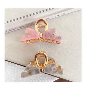 Details von rosa und grauen Haarklammern mit Schleifenmuster aus Acetat-Marmor