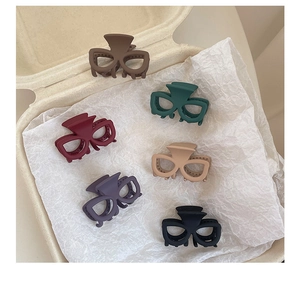 Vue à plat de petites pinces à cheveux mates en six couleurs avec design de lunettes