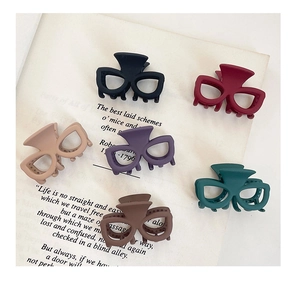 Vue détaillée de six petites pinces à cheveux mates en forme de lunettes pour queue de cheval