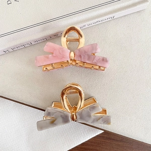 Elegantes Set aus acetat-haarklammern in Schleifenform in Rosa und Grau mit Gold-Verschluss