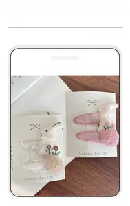 Detail von rosa und weißen Plüsch-Hasen-Haarspangen mit Stickerei für Mädchen
