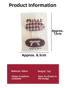 Détail des barrettes en tissu à carreaux avec nœud et cœur sur support de 12cm
