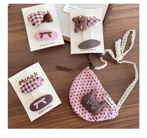 Détail de barrettes à nœud vichy rose et clips ours brodés pour petites filles