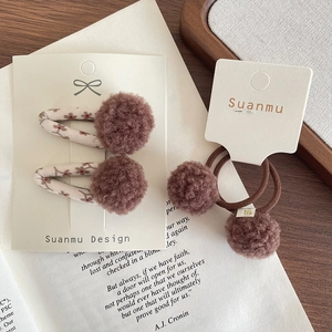 Set di fermagli per capelli in peluche marrone ed elastici floreali per bambine