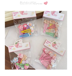 Detailansicht bunter Cartoon-BB-Haarspangen mit Bären und Blumen in Geschenkverpackung