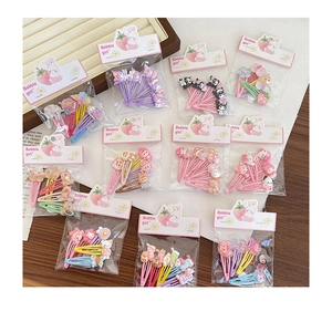 Detail von süßen, bonbonfarbenen Cartoon BB-Clips für Mädchen mit niedlichen Motiven