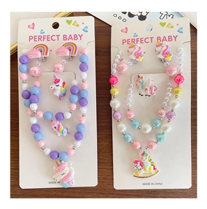 Détails des ensembles de bijoux licorne arc-en-ciel avec colliers et boucles d'oreilles