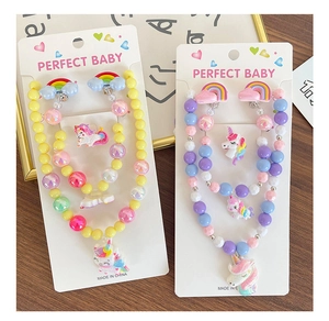 Détail de la parure de bijoux licorne arc-en-ciel avec collier et bracelet en perles