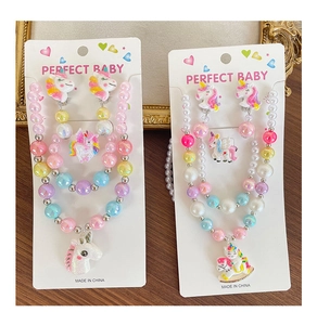 Détail de parures de bijoux licorne colorées pour filles sur fond vintage chic