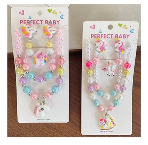 Détail de deux ensembles de bijoux licorne pour enfants aux perles macaronées
