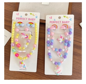 Détail de parures de bijoux licorne et arc-en-ciel colorées pour filles sous lumière douce