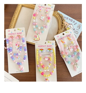Détail de parures bijoux licorne colorées avec colliers en perles et boucles d'oreilles