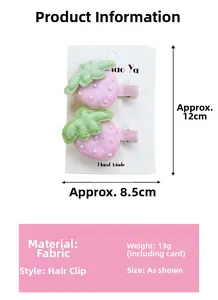 Détail de barrettes fraises artisanales en tissu avec perles blanches et rembourrage rose