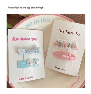 Détail de barrettes à cheveux faites main avec dentelle et fleurs pour filles sur un plat